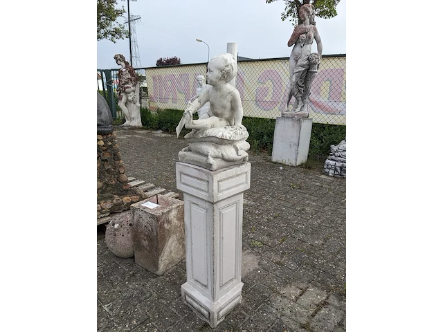 Tuinbeeld op sokkel - afbeelding 1 van  8