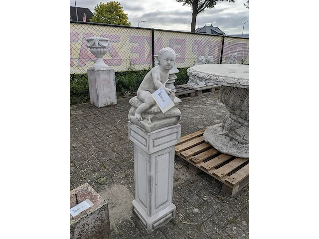Tuinbeeld op sokkel - afbeelding 2 van  8