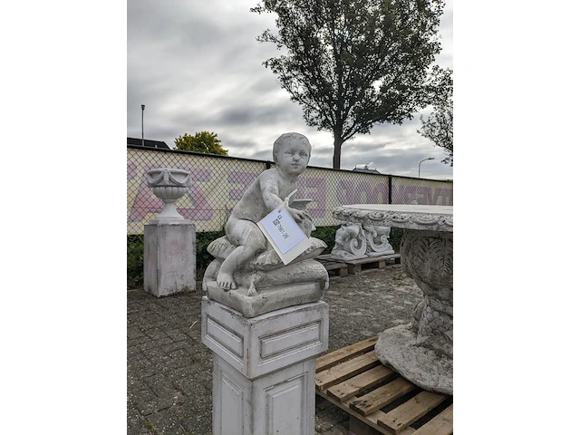 Tuinbeeld op sokkel - afbeelding 3 van  8