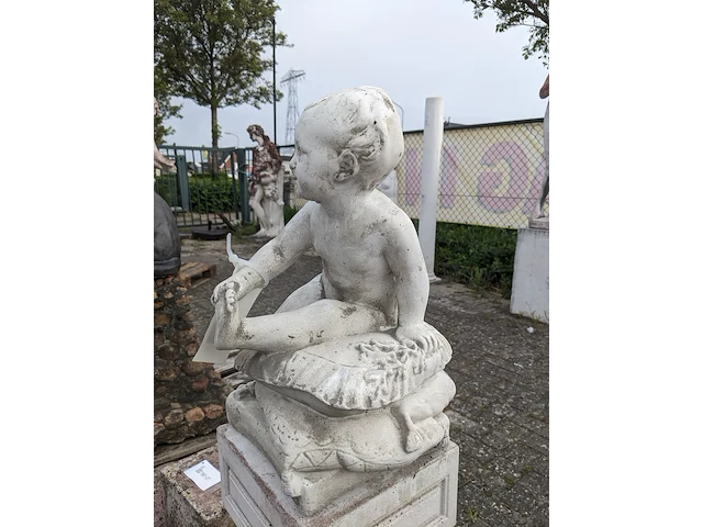 Tuinbeeld op sokkel - afbeelding 6 van  8