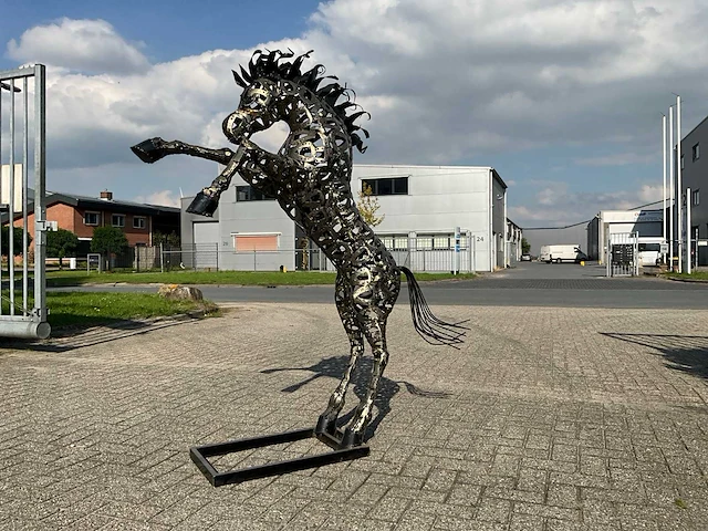 Tuinbeeld steigerend paard - afbeelding 2 van  6