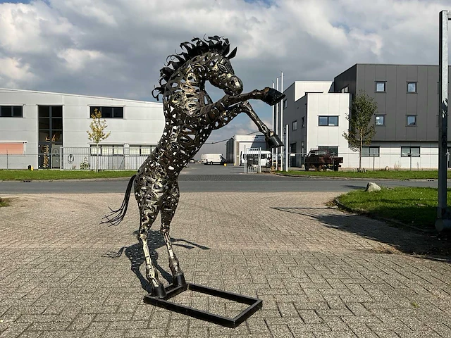 Tuinbeeld steigerend paard - afbeelding 3 van  6