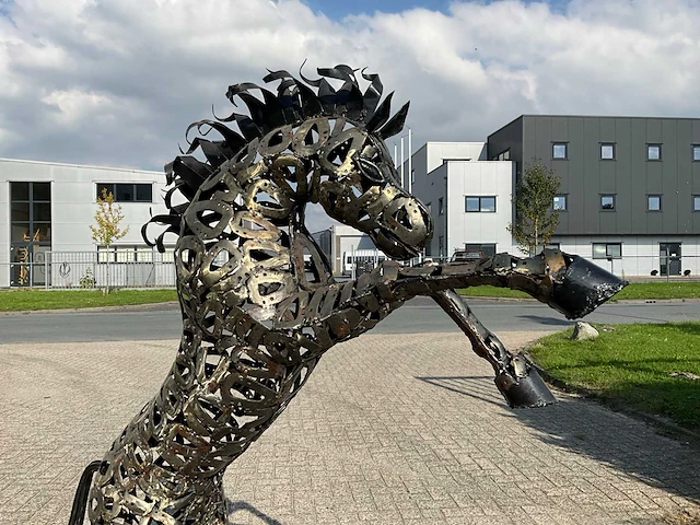 Tuinbeeld steigerend paard - afbeelding 6 van  6