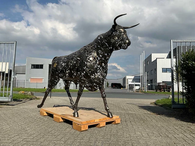 Tuinbeeld stier - afbeelding 4 van  11
