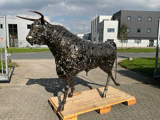 Tuinbeeld stier - afbeelding 9 van  11