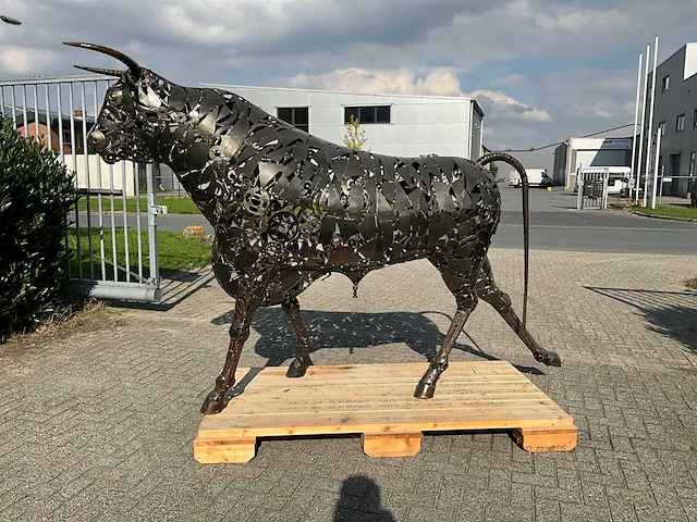 Tuinbeeld stier - afbeelding 10 van  11