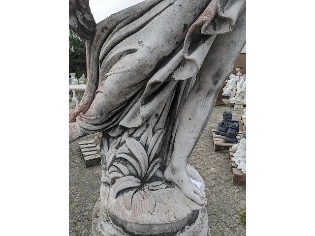 Tuinbeeld vrouw met bloemen - afbeelding 2 van  13