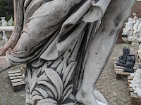 Tuinbeeld vrouw met bloemen - afbeelding 2 van  13