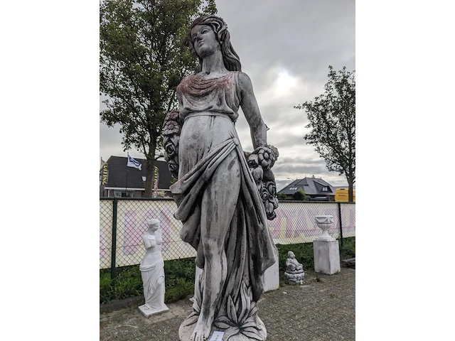 Tuinbeeld vrouw met bloemen - afbeelding 3 van  13