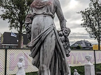 Tuinbeeld vrouw met bloemen - afbeelding 3 van  13