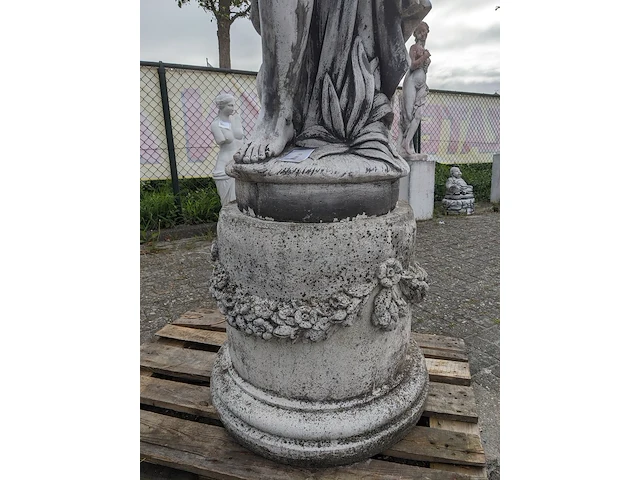 Tuinbeeld vrouw met bloemen - afbeelding 4 van  13