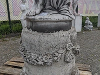 Tuinbeeld vrouw met bloemen - afbeelding 4 van  13