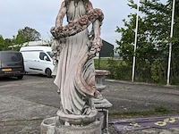 Tuinbeeld vrouw met bloemen - afbeelding 5 van  13