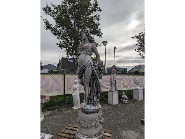 Tuinbeeld vrouw met bloemen - afbeelding 1 van  13
