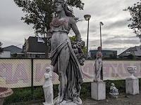 Tuinbeeld vrouw met bloemen - afbeelding 1 van  13