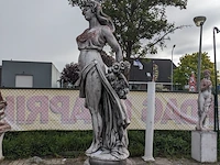 Tuinbeeld vrouw met bloemen - afbeelding 6 van  13