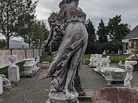 Tuinbeeld vrouw met bloemen - afbeelding 7 van  13