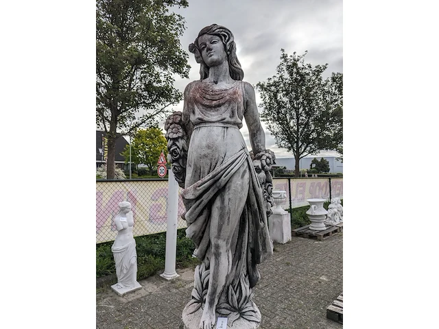 Tuinbeeld vrouw met bloemen - afbeelding 8 van  13