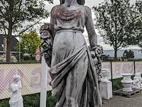 Tuinbeeld vrouw met bloemen - afbeelding 8 van  13