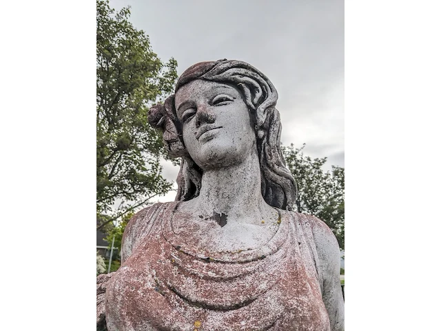 Tuinbeeld vrouw met bloemen - afbeelding 9 van  13