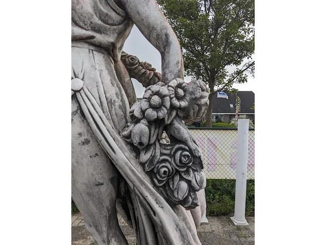 Tuinbeeld vrouw met bloemen - afbeelding 10 van  13