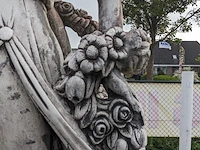 Tuinbeeld vrouw met bloemen - afbeelding 10 van  13