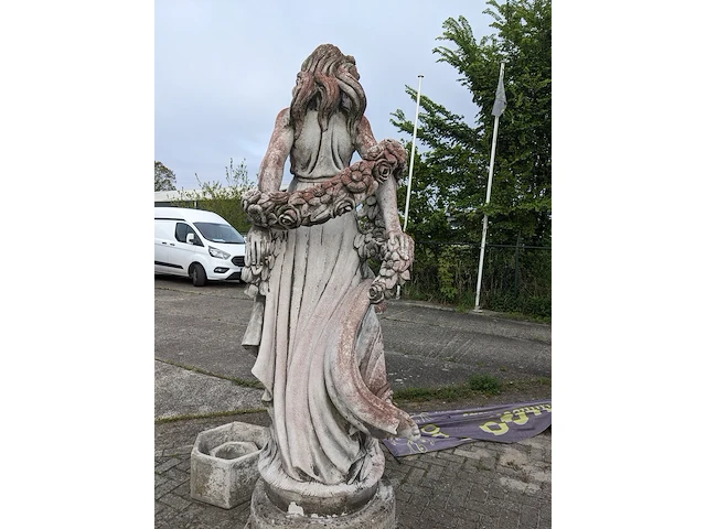 Tuinbeeld vrouw met bloemen - afbeelding 11 van  13
