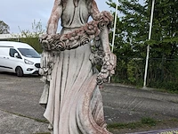 Tuinbeeld vrouw met bloemen - afbeelding 11 van  13