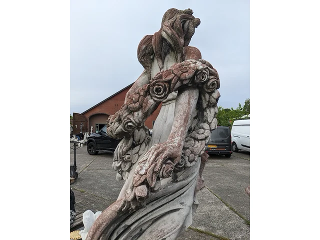 Tuinbeeld vrouw met bloemen - afbeelding 12 van  13