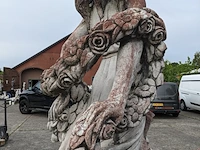 Tuinbeeld vrouw met bloemen - afbeelding 12 van  13