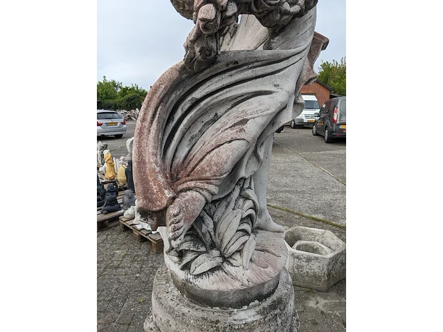 Tuinbeeld vrouw met bloemen - afbeelding 13 van  13