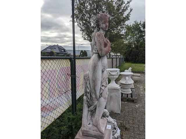 Tuinbeeld vrouw met druiven op sokkel gepatineerd - afbeelding 2 van  11
