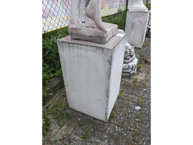 Tuinbeeld vrouw met druiven op sokkel gepatineerd - afbeelding 3 van  11