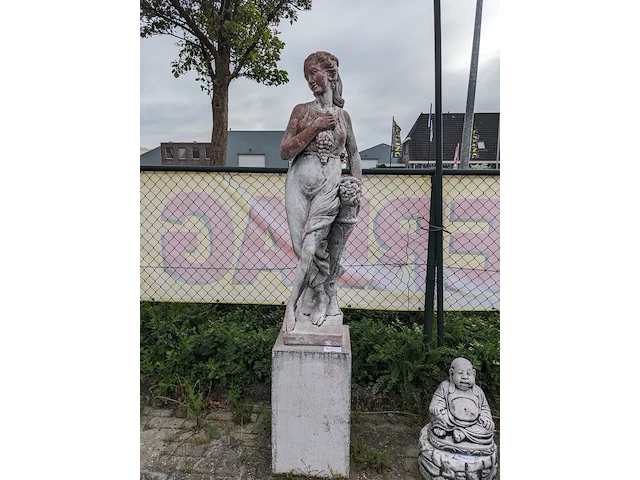 Tuinbeeld vrouw met druiven op sokkel gepatineerd - afbeelding 1 van  11