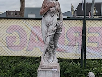 Tuinbeeld vrouw met druiven op sokkel gepatineerd