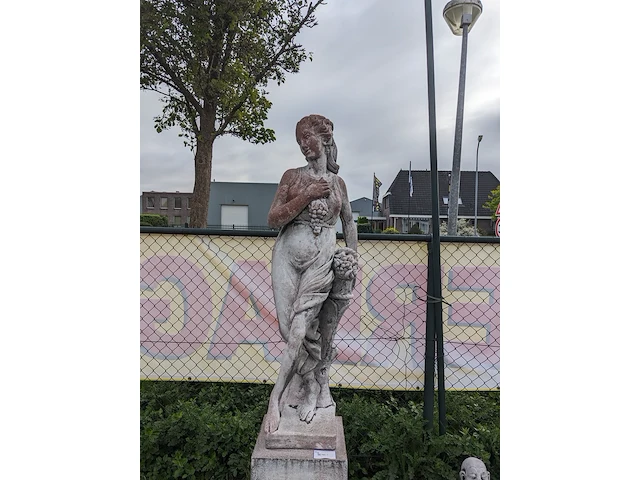 Tuinbeeld vrouw met druiven op sokkel gepatineerd - afbeelding 4 van  11