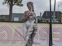 Tuinbeeld vrouw met druiven op sokkel gepatineerd - afbeelding 4 van  11