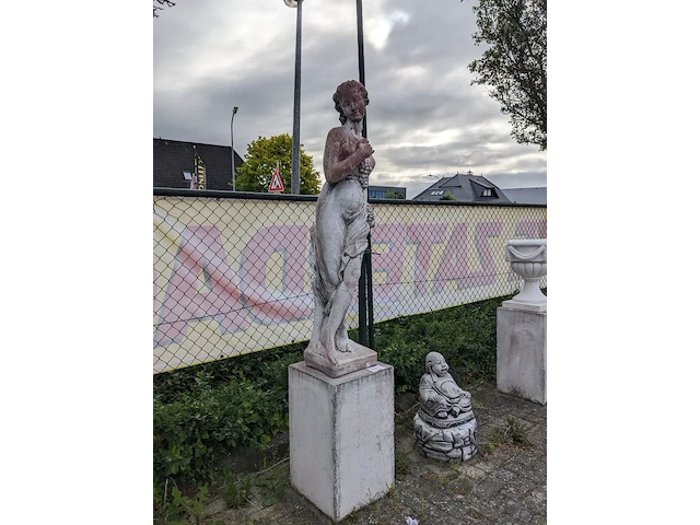 Tuinbeeld vrouw met druiven op sokkel gepatineerd - afbeelding 5 van  11