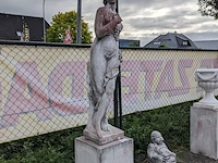 Tuinbeeld vrouw met druiven op sokkel gepatineerd - afbeelding 5 van  11