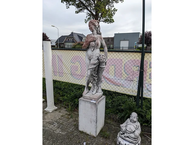 Tuinbeeld vrouw met druiven op sokkel gepatineerd - afbeelding 6 van  11