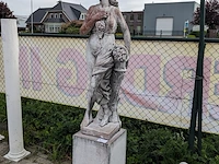 Tuinbeeld vrouw met druiven op sokkel gepatineerd - afbeelding 6 van  11