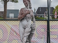 Tuinbeeld vrouw met druiven op sokkel gepatineerd - afbeelding 7 van  11