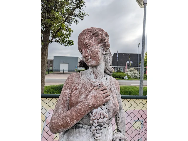 Tuinbeeld vrouw met druiven op sokkel gepatineerd - afbeelding 8 van  11