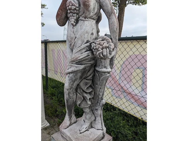 Tuinbeeld vrouw met druiven op sokkel gepatineerd - afbeelding 9 van  11