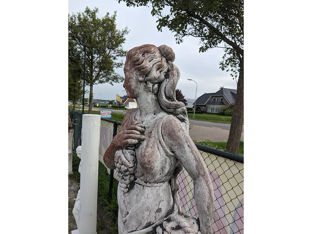 Tuinbeeld vrouw met druiven op sokkel gepatineerd - afbeelding 10 van  11