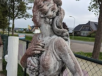 Tuinbeeld vrouw met druiven op sokkel gepatineerd - afbeelding 10 van  11