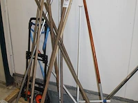 Tuingereedschappen waaronder bezems, trekkers, hark, sneeuwschuiver en inklapbare steekwagen. - afbeelding 2 van  2