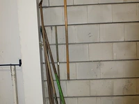 Tuingereedschappen waaronder sneeuwschep, bezem en hark. - afbeelding 2 van  2