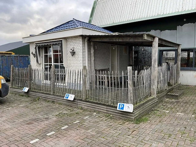 Tuinhuis met overkapping en terras - afbeelding 1 van  12