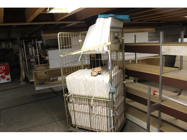 Tuinkussens in rolcontainer, ruim 30 stuks. afmeting 54 x44 cm. - afbeelding 1 van  2